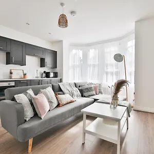  Apartment Stayright Spacious With Private Parking- 15-minute Stroll To Town Centre United Kingdom